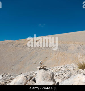 Miniatur Radfahrer in Peugeot team Farben auf dem Mont Ventoux, Provence, Frankreich. Stockfoto