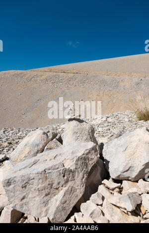 Miniatur Radfahrer in Peugeot team Farben auf dem Mont Ventoux, Provence, Frankreich. Stockfoto