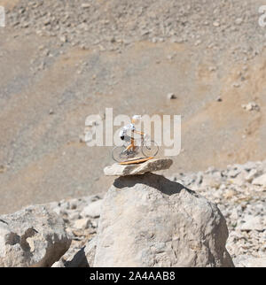 Miniatur Radfahrer in Peugeot team Farben auf dem Mont Ventoux, Provence, Frankreich. Stockfoto