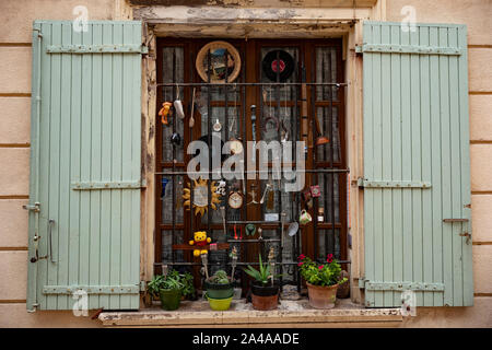 Schrullige Fenster Kunst der gefundenen Objekte, fand gegenüber dem Springbrunnen von Nostradamus, San Remy, Provence, Frankreich. Stockfoto