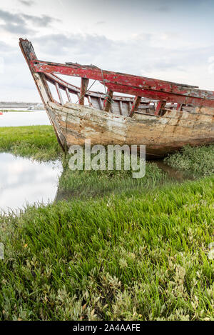 Die noirmoutier Boote Friedhof. Das Wrack eines alten Fischerbootes ist auf die Vegetation, die wächst am Rande des Watt Litze Stockfoto