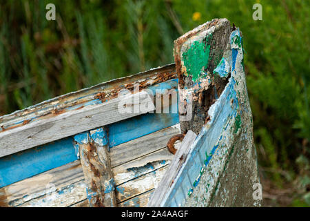 Die noirmoutier Boote Friedhof. Schließen bis auf den Bug des Wrack eines alten hölzernen Fischerboot Stockfoto