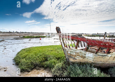 Die noirmoutier Boote Friedhof. Das Wrack eines alten Fischerbootes ist auf die Vegetation, die wächst am Rande des Watt Litze Stockfoto