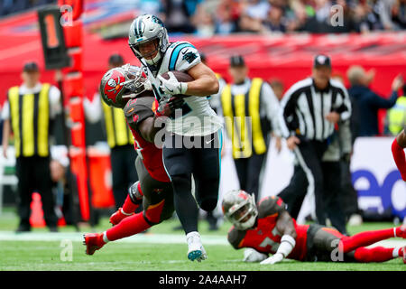 Tottenham Hotspur Stadion, London, UK. 13 Okt, 2019. National Football League, Carolina Panthers gegen Tampa Bay Buccaneers; Carolina Leoparden Running Back Christian McCaffrey (22) vermeidet Tampa Bay Buccaneers Linebacker Devin Weiß (45) lösen und zählt einen Touch Down für 15-7 - Redaktionelle Verwendung Credit: Aktion plus Sport/Alamy leben Nachrichten Stockfoto