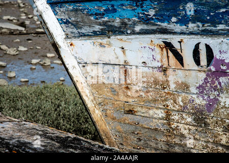 Die noirmoutier Boote Friedhof. Schließen bis auf den Bug des Wrack eines alten hölzernen Fischerboot Stockfoto