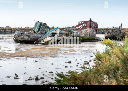 Die noirmoutier Boote Friedhof. Eine Gruppe von Wracks von alten hölzernen Fischerboote auf dem Schlamm angehäuft. Stockfoto