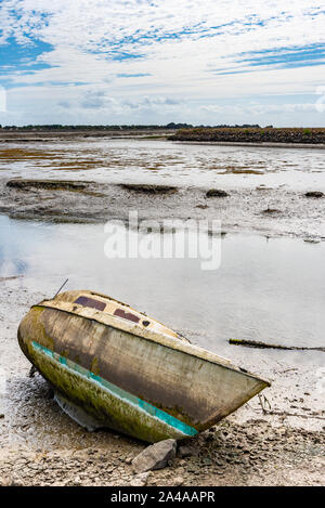 Die noirmoutier Boote Friedhof. Das Wrack eines alten dismasted Segelboot auf dem Schlamm bei Ebbe gestrandet. Stockfoto