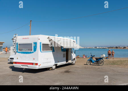 Gouves, Kreta, Griechenland. Oktober 2019. Ein altes Reisemobil am Strand von Kato Gouves auf einen Bereich, der eine US-Militärbasis in der Nähe von Heraklion, Kreta gewesen war. Stockfoto