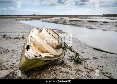 Die noirmoutier Boote Friedhof. Das Wrack eines alten dismasted Segelboot auf dem Schlamm bei Ebbe gestrandet. Stockfoto