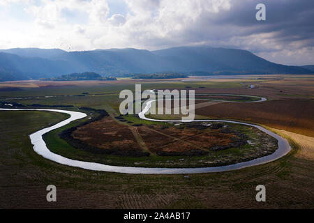 Top scenic Luftaufnahme von Nebenfluss, fließt in den Zirknitzer See, Slowenien Stockfoto