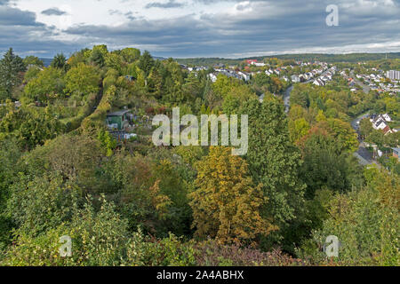 Blick auf Kleingärten vom Castle Hill, Arnsberg, Sauerland, Nordrhein-Westfalen, Deutschland Stockfoto