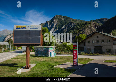 Reiter elektronischer Zähler am Fuße des berühmten Alpe d'Huez Radfahren Klettern, Bourg d'Oisans, Frankreich. Stockfoto