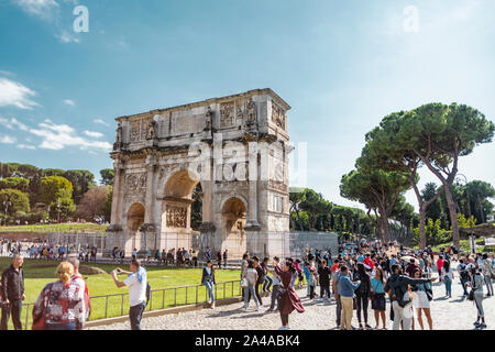 Rom, Italien, 3. Oktober 2019: Architektur Blick auf den Triumphbogen des Konstantin in der Nähe des Kolosseum oder Kolosseum. Stockfoto