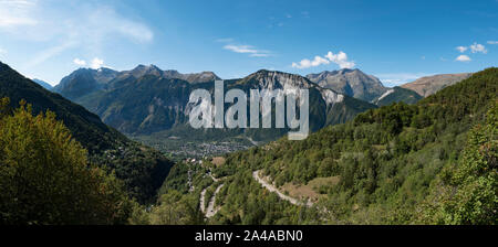 Panoramabild vom Aufstieg zur Alpe d'Huez, Frankreich. Stockfoto