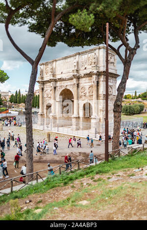 Rom, Italien, 3. Oktober 2019: Architektur Blick auf den Triumphbogen des Konstantin in der Nähe des Kolosseum oder Kolosseum. Stockfoto