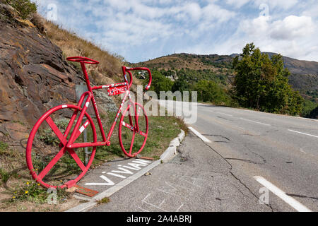 Steel Bike Skulptur auf dem berühmten alpinen Klettern in Alpe d'Huez, Frankreich. Stockfoto