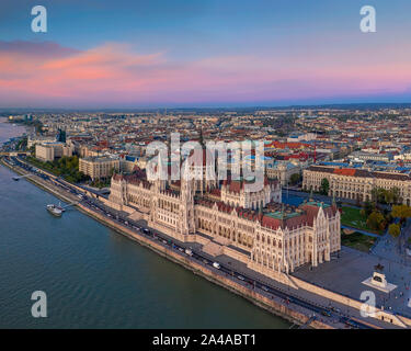 Luftbild des Parlaments Gebäude am Ufer der Donau, Budapest, Ungarn Stockfoto