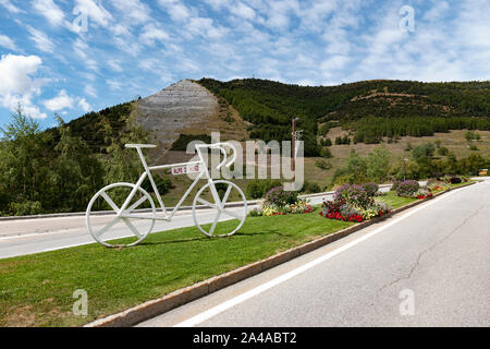 Steel Bike Skulptur auf dem berühmten alpinen Klettern in Alpe d'Huez, Frankreich. Stockfoto