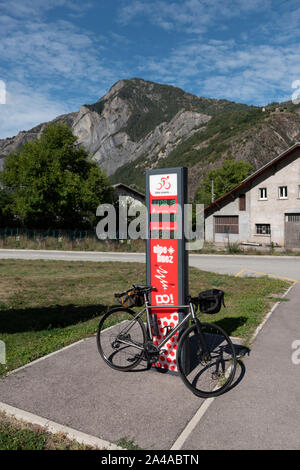 Reiter elektronischer Zähler am Fuße des berühmten Alpe d'Huez Radfahren Klettern, Bourg d'Oisans, Frankreich. Stockfoto