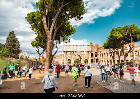 Rom, Italien, 3. Oktober 2019: Architektur Blick auf den Triumphbogen des Konstantin in der Nähe des Kolosseum oder Kolosseum. Stockfoto