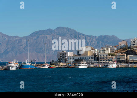 Agios Nikolaos, Kreta, Griechenland. Oktober 2019. Die Waterfront dieser attraktiven Stadt am Golf von Mirabello. beliebt bei Urlaubern besucht. Stockfoto