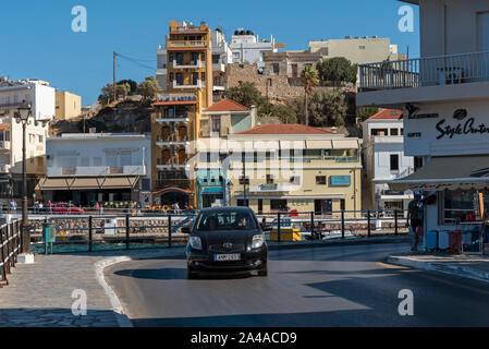 Agios Nikolaos, Crete, Griechenland. 2019. Das Hafengebiet dieser attraktiven Stadt am Golf von Mirabello ist bei Urlaubern und sehr beliebt Stockfoto