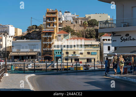 Agios Nikolaos, Kreta, Griechenland. Oktober 2019. Die Waterfront dieser attraktiven Stadt am Golf von Mirabello. beliebt bei Urlaubern besucht. Stockfoto