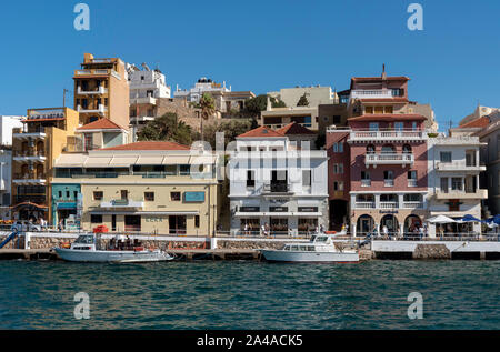 Agios Nikolaos, Kreta, Griechenland. Oktober 2019. Die Waterfront dieser attraktiven Stadt am Golf von Mirabello. beliebt bei Urlaubern besucht. Stockfoto