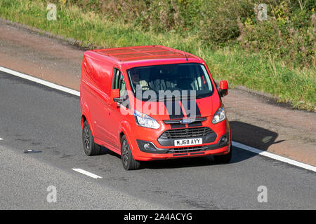 2018 Rot Ford Transit Custom 290 Sport; Lkw, Spedition, Lkw, Transport, Lastwagen, Cargo, Fahrzeug, Lieferung, Transport, Industrie, Supply Chain Fracht, auf der M6 an der Lancaster, Großbritannien Stockfoto