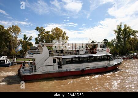 Tourismus Boot auf den Tigre Flusses. Barge Touristen tragen um die paranà Delta. Stockfoto