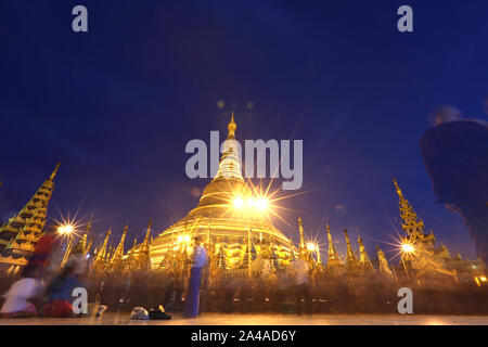 Yangon, Myanmar. 13 Okt, 2019. Menschen besuchen die Shwedagon Pagode während des traditionellen Thadingyut Beleuchtung Festival in Yangon, Myanmar, Okt. 13, 2019. Credit: U Aung/Xinhua/Alamy leben Nachrichten Stockfoto