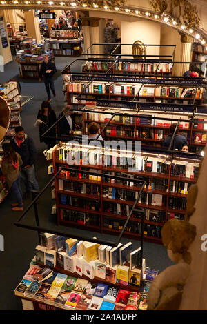 Innenräume der Ateneo Grand Splendid Buchhandlung, Recoleta, Buenos Aires, Argentinien. Stockfoto