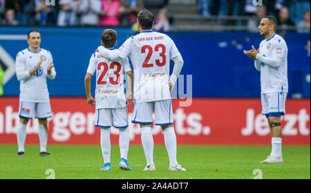 Hamburg, Deutschland. 13 Okt, 2019. Rafael van der Vaart, der ehemalige HSV-Profi, und sein Sohn Damian werden durch die anderen Spieler bei seinem abschiedsspiel gefeiert. Quelle: Axel Heimken/dpa/Alamy leben Nachrichten Stockfoto