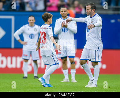 Hamburg, Deutschland. 13 Okt, 2019. Rafael van der Vaart, der ehemalige HSV-Profi, und sein Sohn Damian werden durch die anderen Spieler bei seinem abschiedsspiel gefeiert. Quelle: Axel Heimken/dpa/Alamy leben Nachrichten Stockfoto