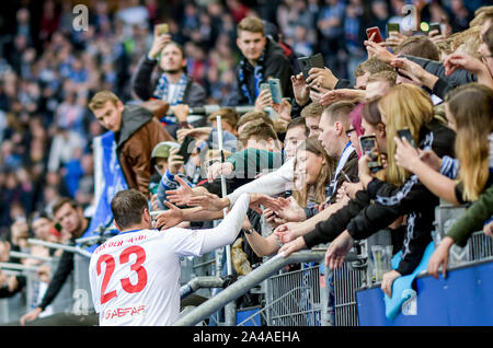 Hamburg, Deutschland. 13 Okt, 2019. Rafael van der Vaart, der ehemalige HSV-Profi, dank dem Publikum nach seinem abschiedsspiel. Quelle: Axel Heimken/dpa/Alamy leben Nachrichten Stockfoto