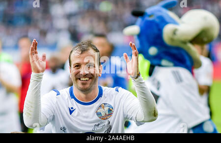 Hamburg, Deutschland. 13 Okt, 2019. Rafael van der Vaart, der ehemalige HSV-Profi, dank dem Publikum nach seinem abschiedsspiel. Quelle: Axel Heimken/dpa/Alamy leben Nachrichten Stockfoto