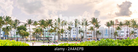 MIAMI BEACH, Florida, USA - 10. September 2019: Panorama von Hotels und Restaurant am Ocean Drive in Miami Beach. Stockfoto