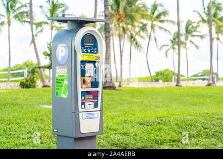 Miami, USA - September 10.09.2019: Self Service Parken bezahlen Station mit Solarenergie in Miami Stockfoto