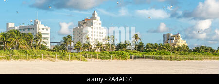 Art déco-Viertel von South Beach Miami. Die Gebäude sind in Pastellfarben, der von tropischen Palmen umgeben gemalt. Stockfoto