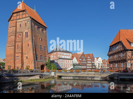 Abtswasserkunst Turm, frame Häuser am Stintmarkt und Restaurant Lüner Mühle, Altstadt, Lüneburg, Niedersachsen, Deutschland Stockfoto