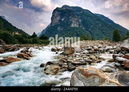 Den Fluss und die Berge in das Tal der Verzasca, Schweiz Stockfoto