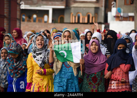 Srinagar, Jammu und Kaschmir, Indien. 11 Okt, 2019. Kaschmir Demonstrant Shouts anti Indische und pro Freiheit Slogans, während eine Flagge während der Demonstration nach dem Freitagsgebet hunderte von Menschen an einer Demonstration in der Soura Nachbarschaft nahm. Spannungen eskalieren, da die indische Regierung eine teilweise Autonomie der Region vor drei Wochen entfernt. Informationen hat auch knapp, wie Internet und mobile Netze wurden gesperrt. Kredit Idrees: Abbas/SOPA Images/ZUMA Draht/Alamy leben Nachrichten Stockfoto