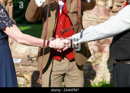 Dieses Bild bezieht sich auf ein handfasting Zeremonie in Shropshire. Handfasting, entsprechend der Bräutigam, aus dem 11. Jahrhundert stammt. Stockfoto