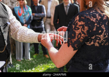 Dieses Bild bezieht sich auf ein handfasting Zeremonie in Shropshire. Handfasting, entsprechend der Bräutigam, aus dem 11. Jahrhundert stammt. Stockfoto