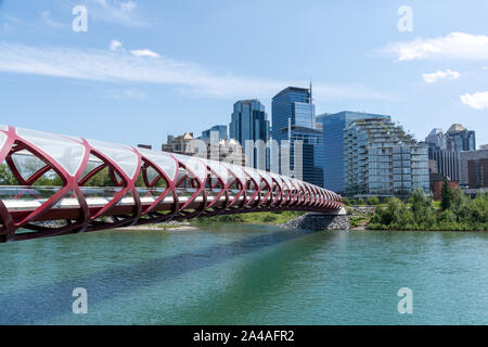 Calgary, Kanada - 31. Juli 2019: Peace Bridge und die Innenstadt im Hintergrund Stockfoto