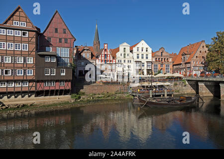 Den Stintmarkt mit einem Kinderwagen auf dem bootssteg gebunden, Altstadt, Lüneburg, Niedersachsen, Deutschland Stockfoto