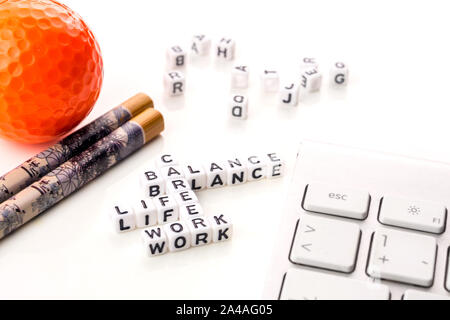 Kleine weiße Würfel mit schwarzen Buchstaben bilden ein Kreuzworträtsel mit dem Thema Work Life Balance als Gleichgewicht der beruflichen und persönlichen Familie Witz Stockfoto