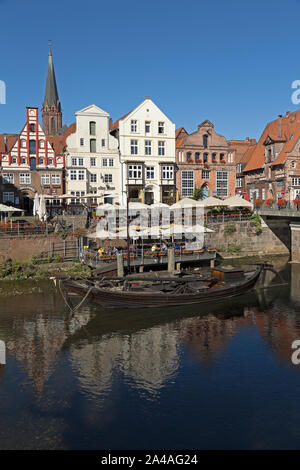 Den Stintmarkt mit einem Kinderwagen auf dem bootssteg gebunden, Altstadt, Lüneburg, Niedersachsen, Deutschland Stockfoto