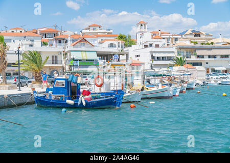 Ermioni Griechenland - 20 Juli 2019; Waterfront mit seinen malerischen Fischerbooten günstig an Pier und dem Gebäude hinter. Stockfoto