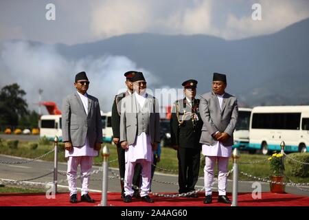 Kathmandu, Nepal. 13 Okt, 2019. Nepals Premierminister KP Sharma Oli (C), Vice President Nanda Kishor Wortspiel (R) und der Vorsitzende der Nationalen Versammlung der Nepal Ganesh Prasad Timilsina (L) erwartet China Präsident XiJimping am Flughafen Abschied von China Präsident Xi Jinping in Kathmandu, Nepal am 13. Oktober 2019 bieten. Xi war auf einem zweitägigen Besuch in Nepal. (Foto durch Subash Shrestha/Pacific Press) Quelle: Pacific Press Agency/Alamy leben Nachrichten Stockfoto